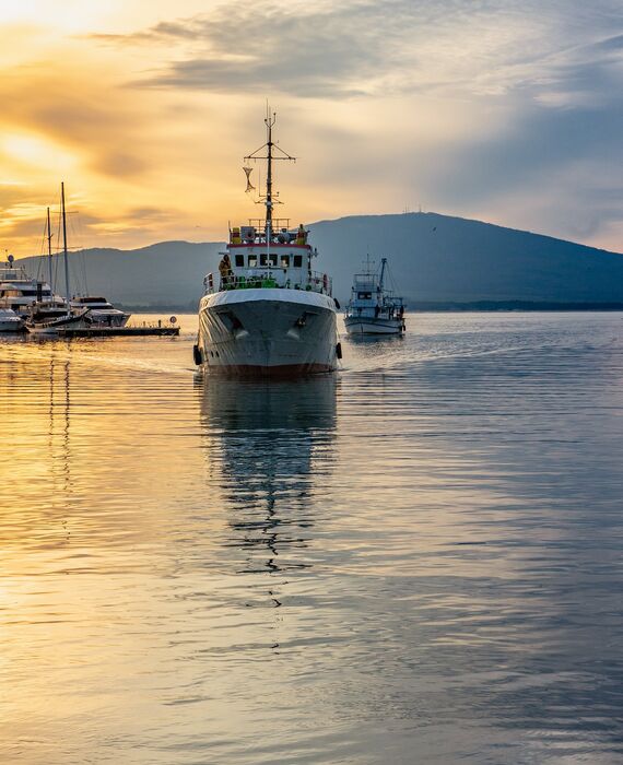 fishing-vessel-3855154_1920